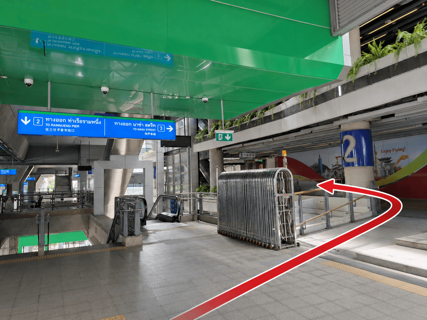 ออกจาก Airport Rail Link ชั้น 2 แล้วเลี้ยวซ้าย